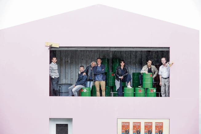 Sie posieren im Estrich des rosafarbenen Hauses: Die Schauspieler des See-Burgtheaters Kreuzlingen. (Bild: Donato Caspari)