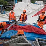 Arbeiter bauen auf der Allmend das Zirkuszelt auf. (Bild: Corinne Glanzmann (5. Juli 2018))