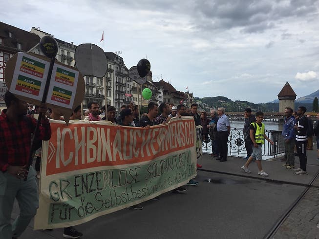 Unter dem Motto «Ich bin auch ein Mensch» zog der Demonstrationszug in Luzern über die Reussbrücke. (Bild: David Kunz)