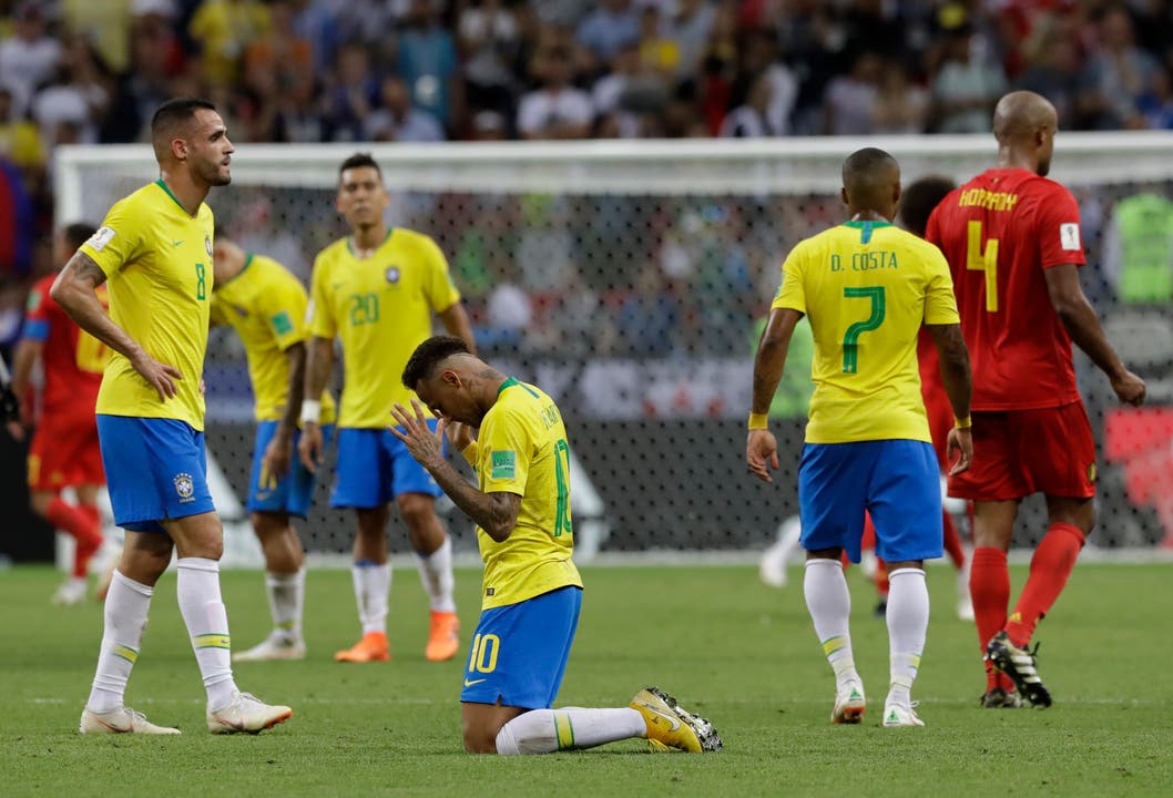 Brasiliens Neymar (Mitte) sinkt nach dem WM-Aus auf die Knie. (AP Photo/Andre Penner, Kazan, 6. Juli 2018)