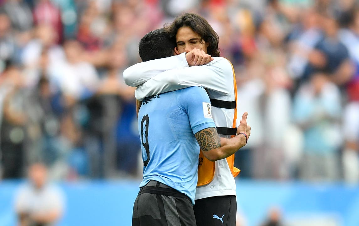 Uruguays Edinson Cavani (rechts) umarmt Teamkollege Luis Suarez nach dem Abpfiff. (AP Photo/Martin Meissner, Nizhny Novgorod, 6. Juli 2018)