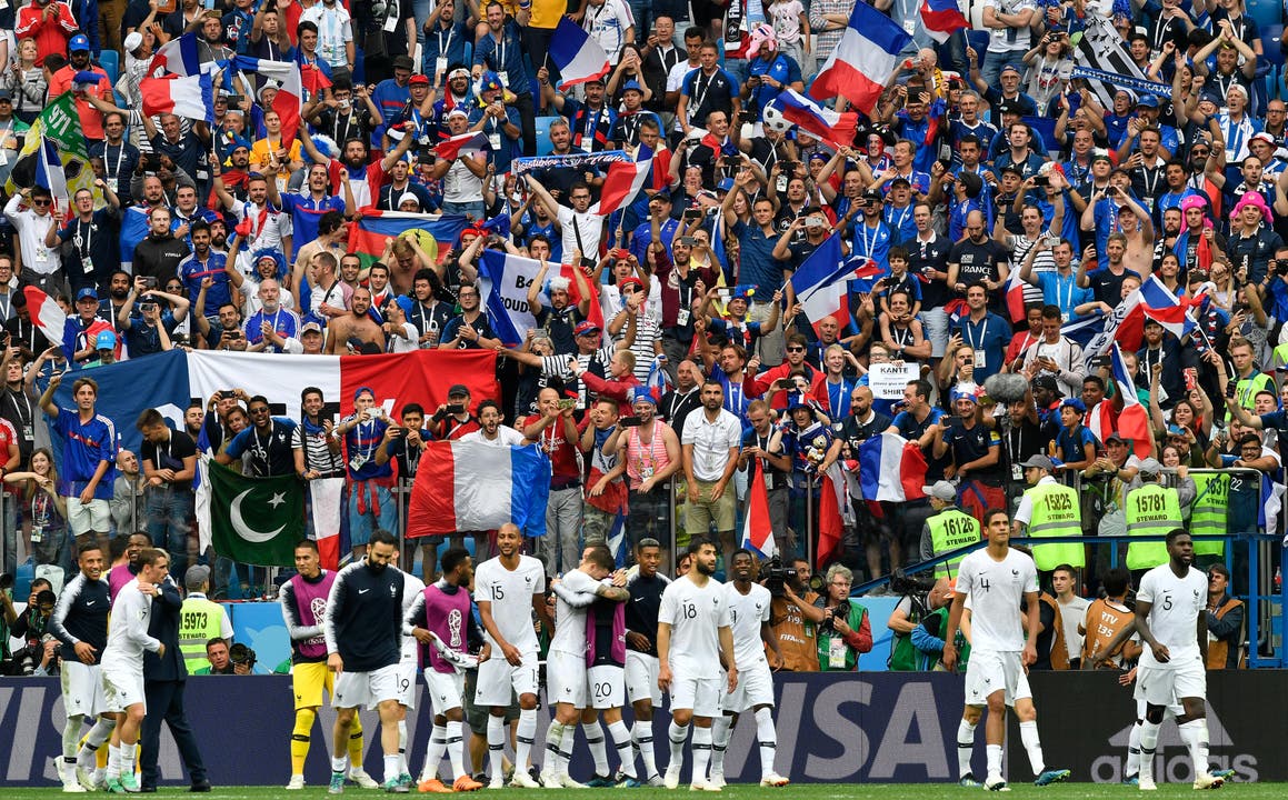 Das Nationalteam vom Frankreich lässt sich von den Fans nach dem Abpfiff feiern. (AP Photo/Martin Meissner, Nizhny Novgorod, 6. Juli 2018)