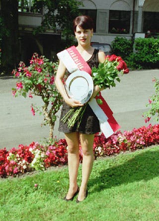 Die Rosenkönigin von 1995 mit ihrem "Zepter" aus Rosen.