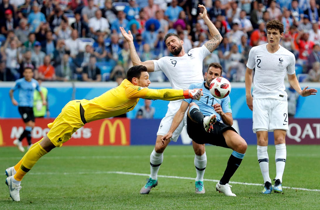 Der französische Torhüter Hugo Lloris und Uruguays Cristhian Stuani (blaues Trikot) kämpfem um den Ball. (AP Photo/David Vincent, Nizhny Novgorod, 6. Juli 2018)