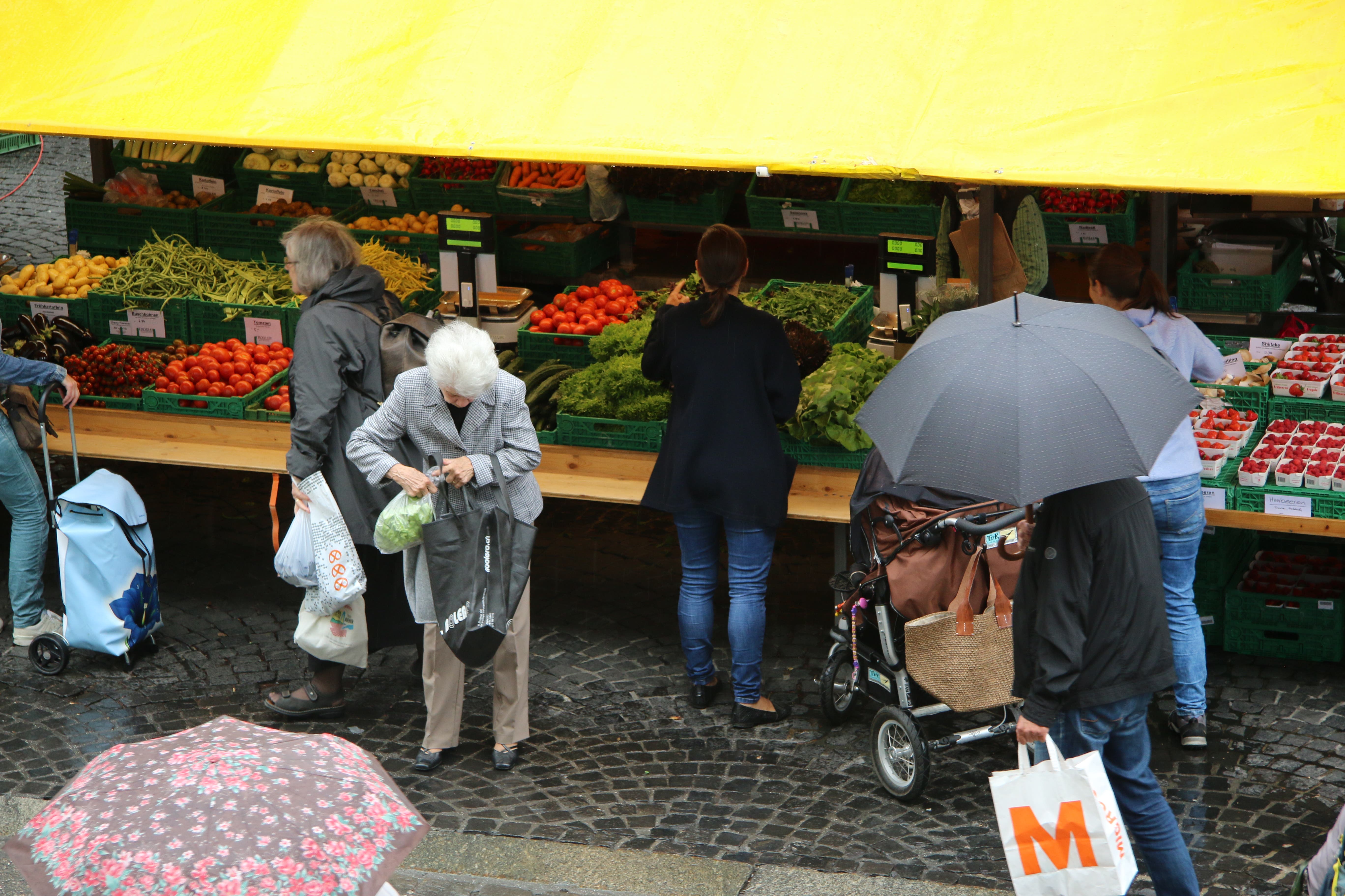 Der St.Galler Bauernmarkt zieht Freitag für Freitag Hunderte Städterinnen und Städter an. (Bilder: Reto Voneschen)