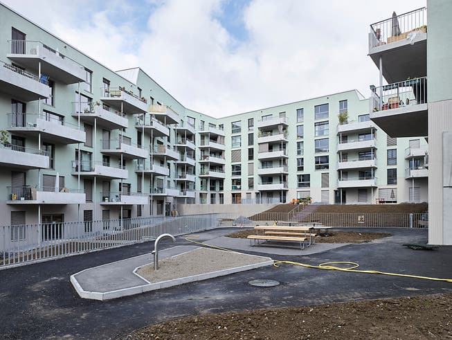In vielen Regionen der Schweiz gibt es zwar genügend Mietwohnungen, doch fehlt es an billigen Wohnungen. Beim Wohneigentum ist die Nachfrage ebenfalls grösser als das Angebot. Im Bild die städtische Wohnsiedlung Kronenwiese in Zürich. (Bild: KEYSTONE/CHRISTIAN BEUTLER)