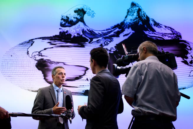 Bundesrat Ignazio Cassis (links) spricht mit Journalisten an einer Medienkonferenz über die Beziehungen Schweiz - EU. (Bild: Anthony Anex/Keystone)