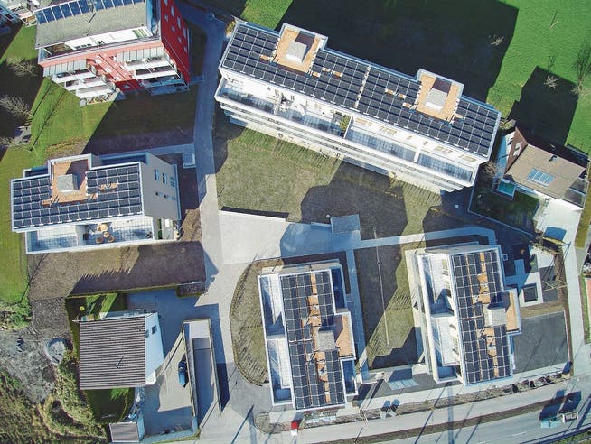 Schwemmiweg-Quartier in Walenstadt: Besitzer von Fotovoltaikanlagen verkaufen den überschüssigen Solarstrom an ihre Nachbarn. (Bild: PD)