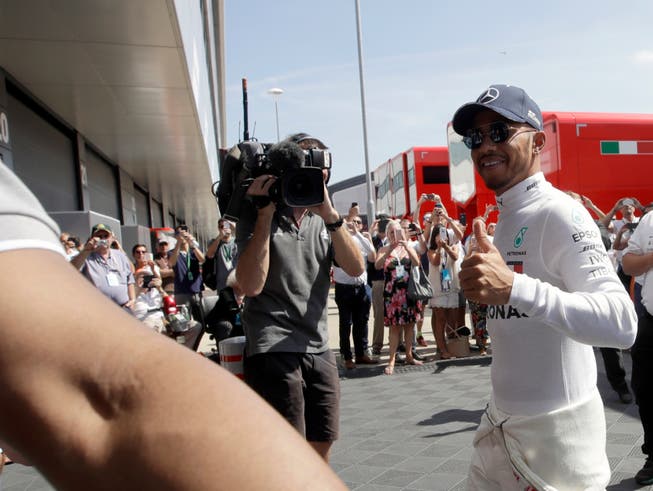 Ein strahlender Lewis Hamilton eroberte seine 76. Pole-Position (Bild: KEYSTONE/AP/LUCA BRUNO)