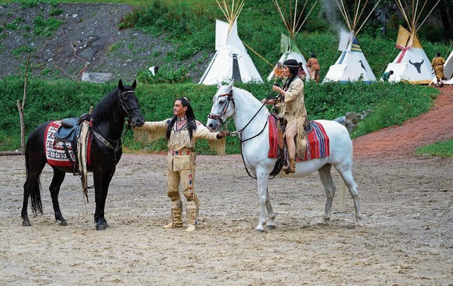 Winnetou (Tom Volkers) mit seinem Pferd Iltschi. Rechts Giusy Bringold als Häuptlingstochter Ribanna. (Bild: Romano Cuonz, Engelberg, 6. Juli 2018)