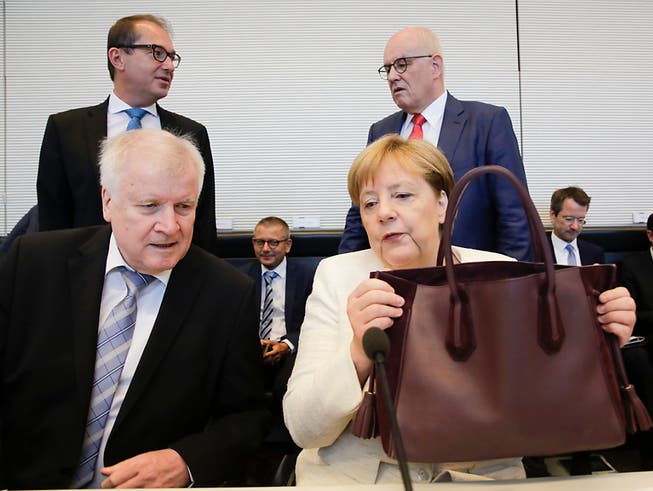 Der deutsche Innenminister Horst Seehofer lag mit Kanzlerin Angela Merkel in der Asylpolitik im Clinch. (Bild: KEYSTONE/AP/MARKUS SCHREIBER)