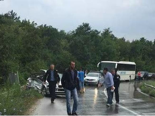 Der Unfall ereignete sich im Süden des Kosovo nahe der Stadt Suhareka. In einer Kurve stiess das Auto mit einem Bus zusammen. (Bild: Behgjet Pacolli/Facebook)
