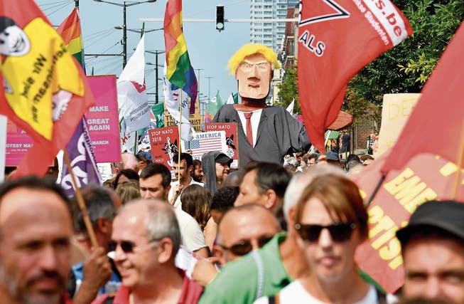 Aktivisten demonstrierten in Brüssel gegen US-Präsident Donald Trump. (Bild: Geert Vanden Wijngaert/AP (Brüssel, 7. Juli 2018))