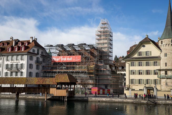 Das Baugerüst rund um die zu renovierende St. Peterskapelle am Kapellplatz in Luzern. (Bild: Manuela Jans-Koch (19. Januar 2018))