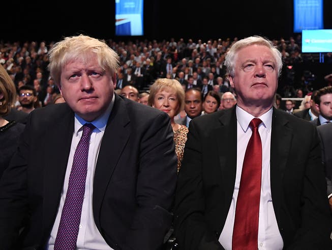Der britische Aussenminister Boris Johnson (l) ist am Montag in London zurückgetreten. Nur wenige Stunden zuvor hatte auch Brexit-Minister David Davis (r) seinen Rücktritt bekannt gegeben. Die beiden Brexit-Hardliner sind mit dem Brexit-Kurs von Premierministerin Theresa May nicht einverstanden. (Bild: KEYSTONE/EPA/FACUNDO ARRIZABALAGA)