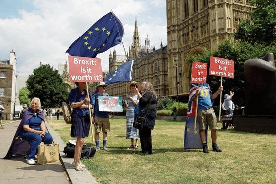 Britische EU-Anhänger demonstrieren vor dem Westminster-Palast nach wie vor hartnäckig gegen den Brexit.Bild: Matt Dunham/AP (London, 9. Juli 2018)