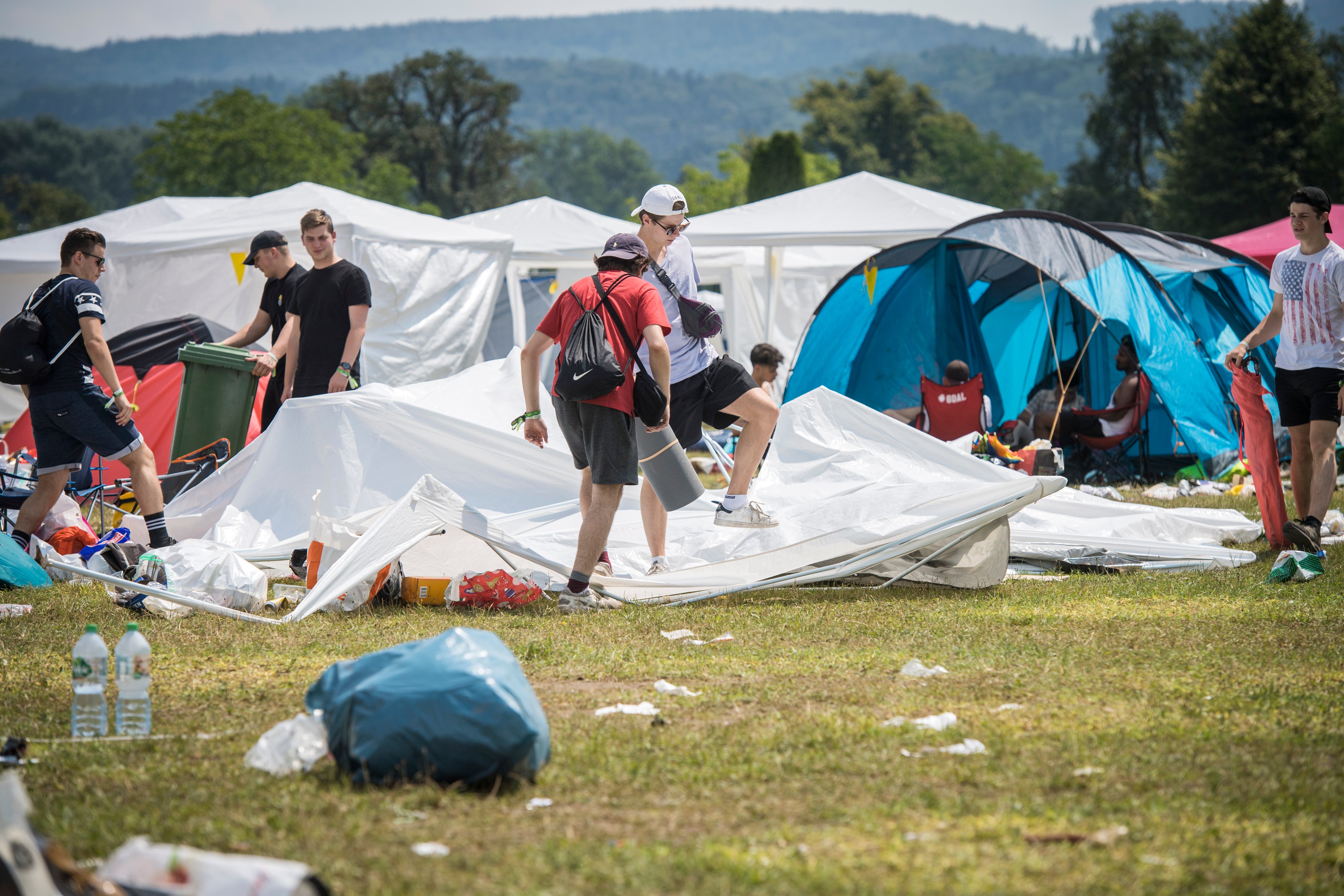 Die Besucher verlassen das Gelände - meist lassen sie Zelte, Stühle und andere, neuwertige Gegenstände einfach liegen. (Bild: Reto Martin)
