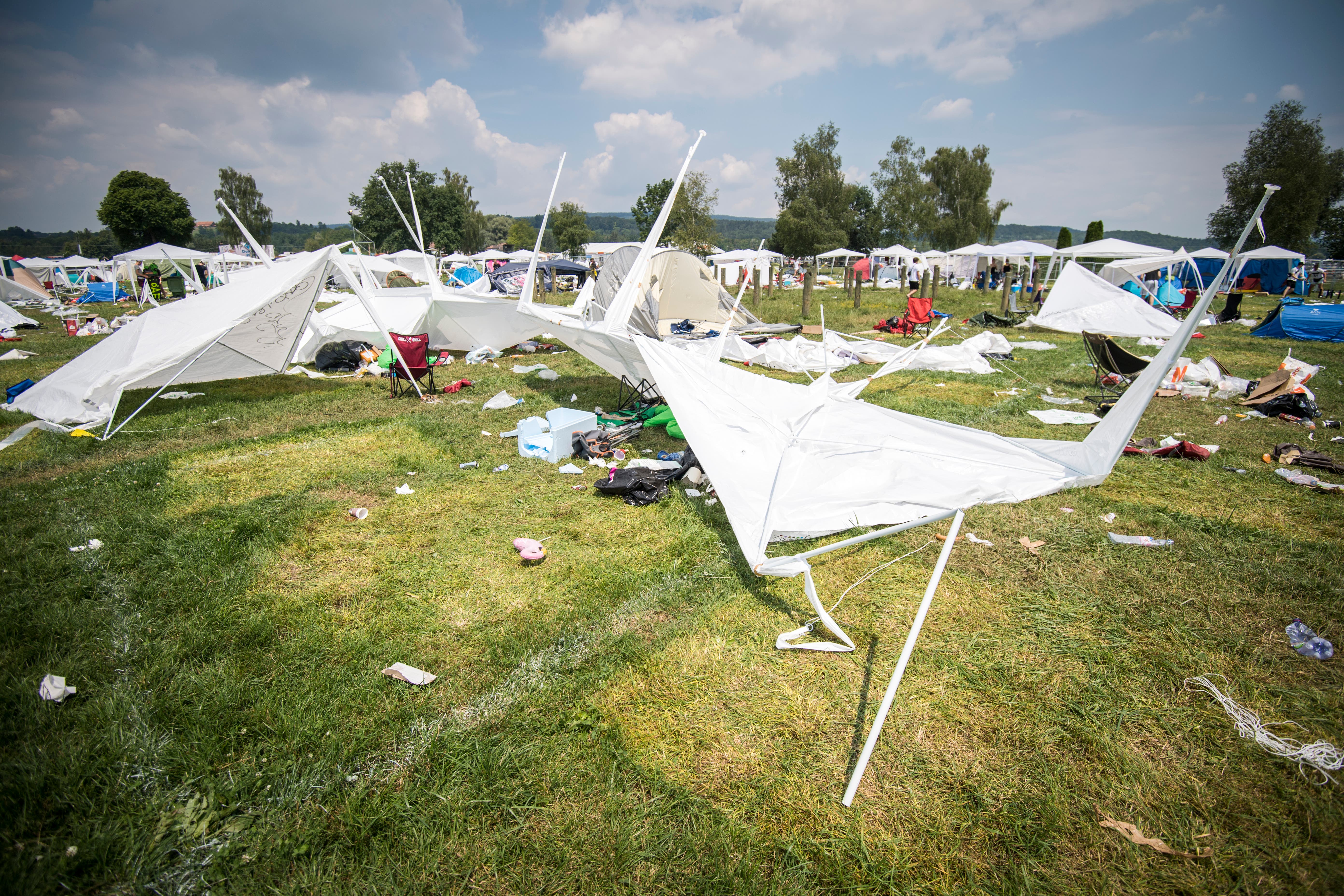 Die Besucher lassen Zelte, Stühle und andere, neuwertige Gegenstände einfach liegen. (Bild: Reto Martin)