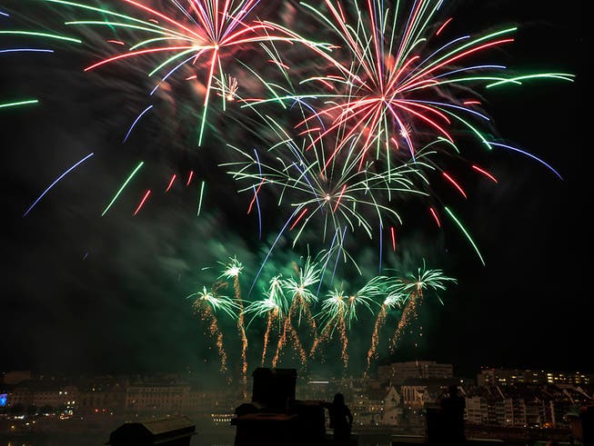 In Basel gab es am Dienstagabend aus Anlass des Nationalfeiertages ein grosses Feuerwerk. (Bild: KEYSTONE/GEORGIOS KEFALAS)