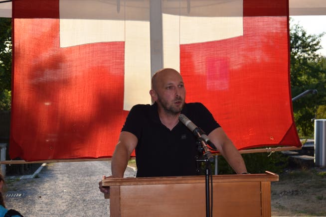 Gemeindepräsident Markus Bürgi spricht vor der Nationalfahne zu seinen Mitbürgerinnen und Mitbürgern. (Bild: Maria Keller)