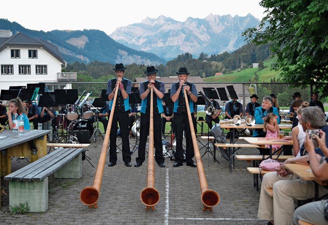 Die einheimische Alphorngruppe Stockberg begeisterte mit ihren heimeligen Klängen. (Bild: Peter Jenni)