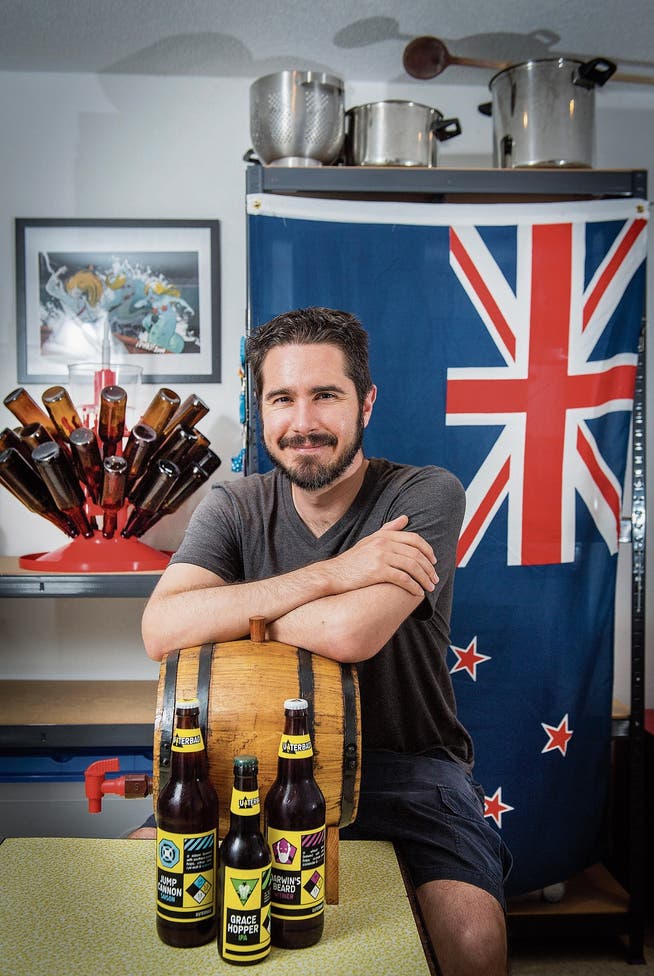 Harley Williams in seiner Hausbrauerei mit grosser Neuseelandfahne im Keller in Gossau. Einige seiner Biere reifen auch im Eichenfass. (Bild: Urs Bucher)