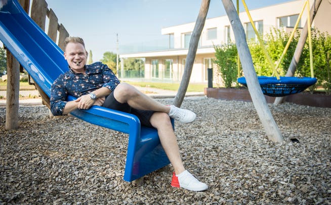 Comedian Timo Michels posiert mit Zigarre auf dem Spielplatz in seinem Wohnquartier in Scherzingen. (Bild: Reto Martin)