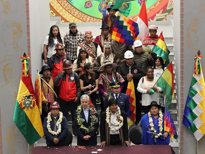 Lamafötus verbrannt. Boliviens Präsident Evo Morales (erste Reihe, zweiter von rechts) bei der Einweihung des neuen Präsidentenpalasts in La Paz. (Bild: KEYSTONE/EPA EFE/LUIS ANGEL REGLERO)