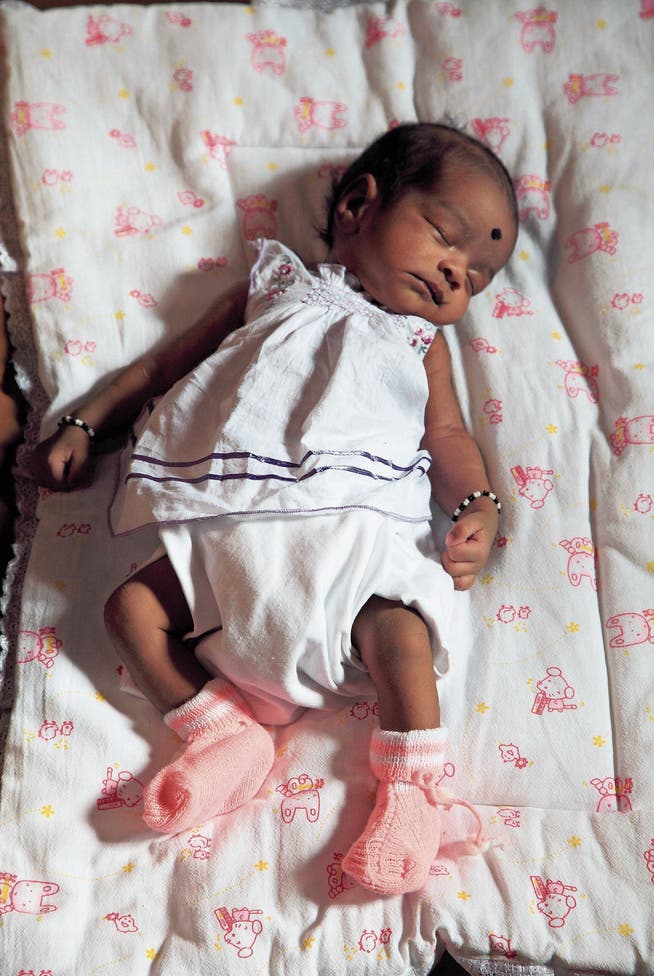 Die Schweiz muss ein dunkles Kapitel aufarbeiten: Die Adoption von Kindern aus Sri Lanka. (Bild: Symbolbild: Alamy)