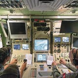 Die Bodenstation ist quasi das Cockpit der Drohne: rechts der Pilot, links der Payload-Operator, der die Kameras bedient. ((Bild: Christian Beutler, Keystone (Emmen, 20. August 2013))