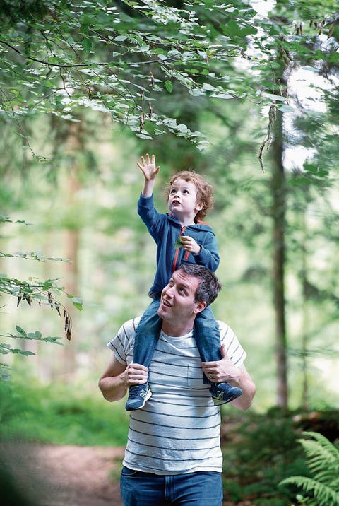 Andreas Hürlimann auf seinem Waldausflug mit Sohn Arun. (Bild: Maria Schmid (Steinhausen, 25. Juni 2018))
