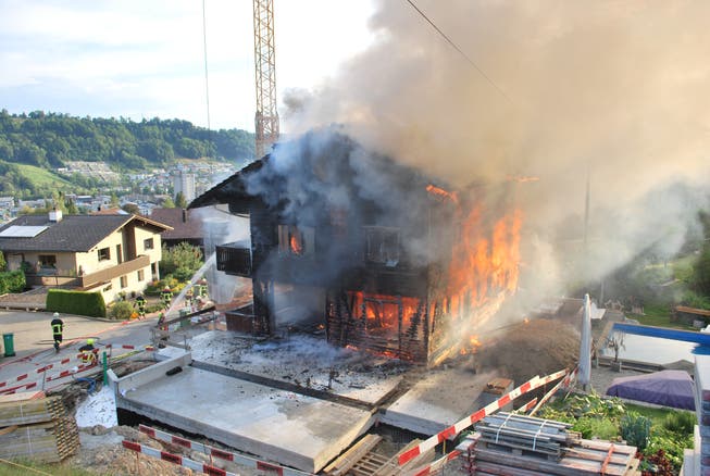 Das brennende Wohnhaus in Malters (Bild: Luzerner Polizei)