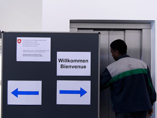 In der Schweiz ist die Zahl der Asylgesuche im Juli erneut zurückgegangen. (Bild: KEYSTONE/ANTHONY ANEX)
