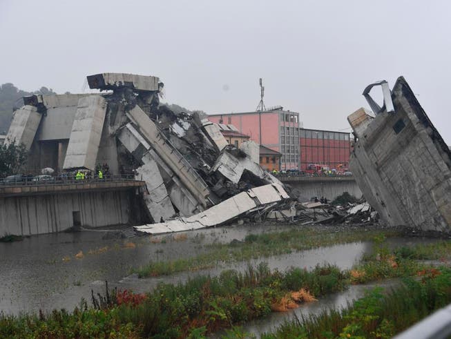 Die Trümmer der Brücke: Über 30 Menschen starben beim Einsturz in Genua. (Bild: KEYSTONE/AP ANSA/LUCA ZENNARO)