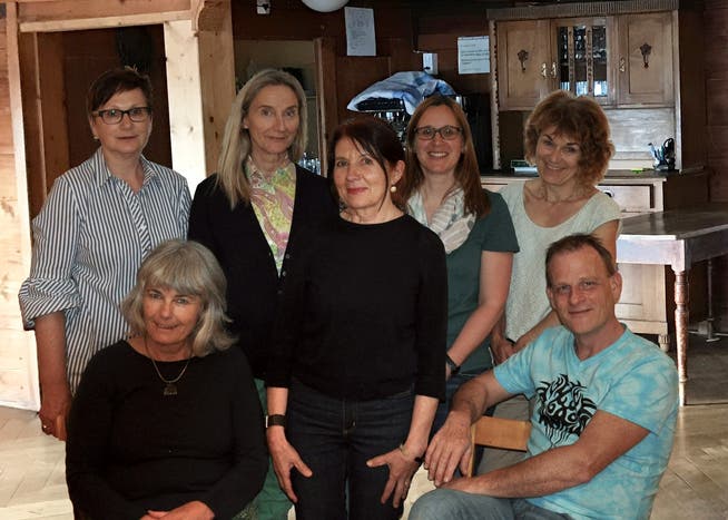 Im Vorstand von «Kultur in Mogelsberg»: Claudia Weil, Ursula Ehrler, Elfie Wälly, Barbara Fust, Beatrice Sutter (hinten von links nach rechts) sowie Monica Auer und Ralph Jaegle (vorne). (Bild: PD)