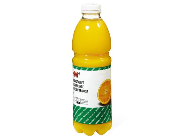 1-Liter-Flaschen des M-Budget-Orangensaftes können Metallstücke enthalten und eine Verletzungsgefahr bergen. (Bild: Migros/Pressebild)