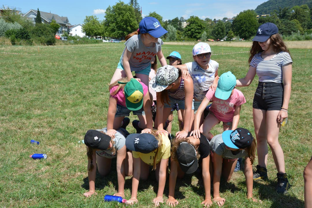 Die Mädchen vom Blauring Sempach formen sich auf der Spielwiese in Köniz zur Pyramide. (Bild: Sandra Locher)