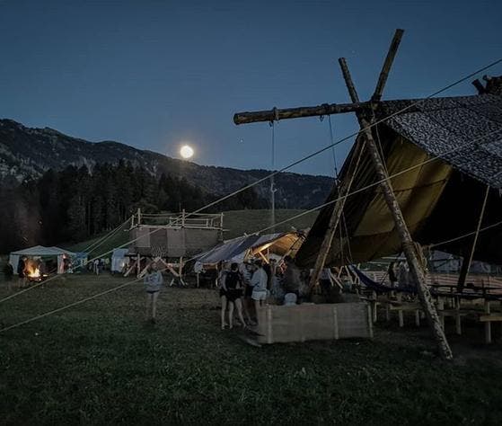 Das Lager der Pfadi Rothenburg wird in Escholzmatt vom Mond beschienen. (Bild: Instagram-Fotowettbewerb)