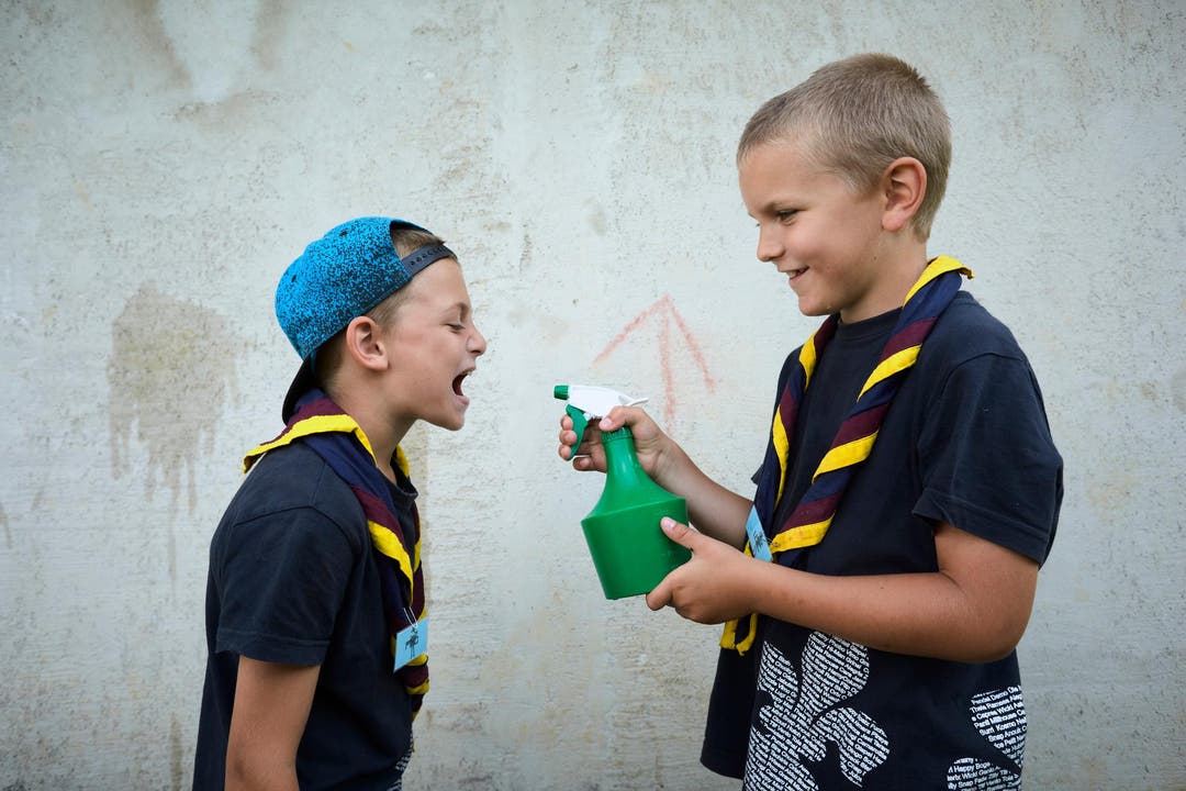Davide Croce (links) erhält von Loic Scherer einen erfrischenden Schluck Wasser. (Bild: Jakob Ineichen, 7. Juli 2018)