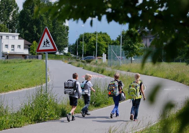 Ab dem 20. August sind im Kanton Zug die Schüler wieder unterwegs. (Symbolbild: Stefan Kaiser)
