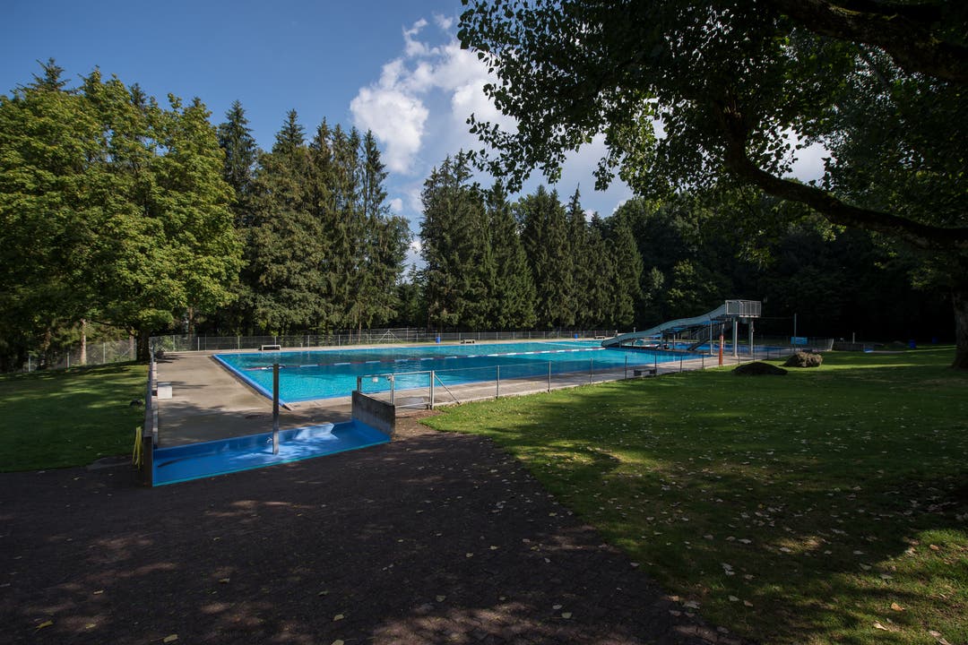 Das Waldschwimmbad Zimmeregg in Littau ist vor allem bei Familien und Kindern wegen der vielen Rutschbahnen beliebt. Hier das Nichtschwimmerbecken mit der Breitwellenrutschbahn. (Bild: Dominik Wunderli, 17. August 2018)