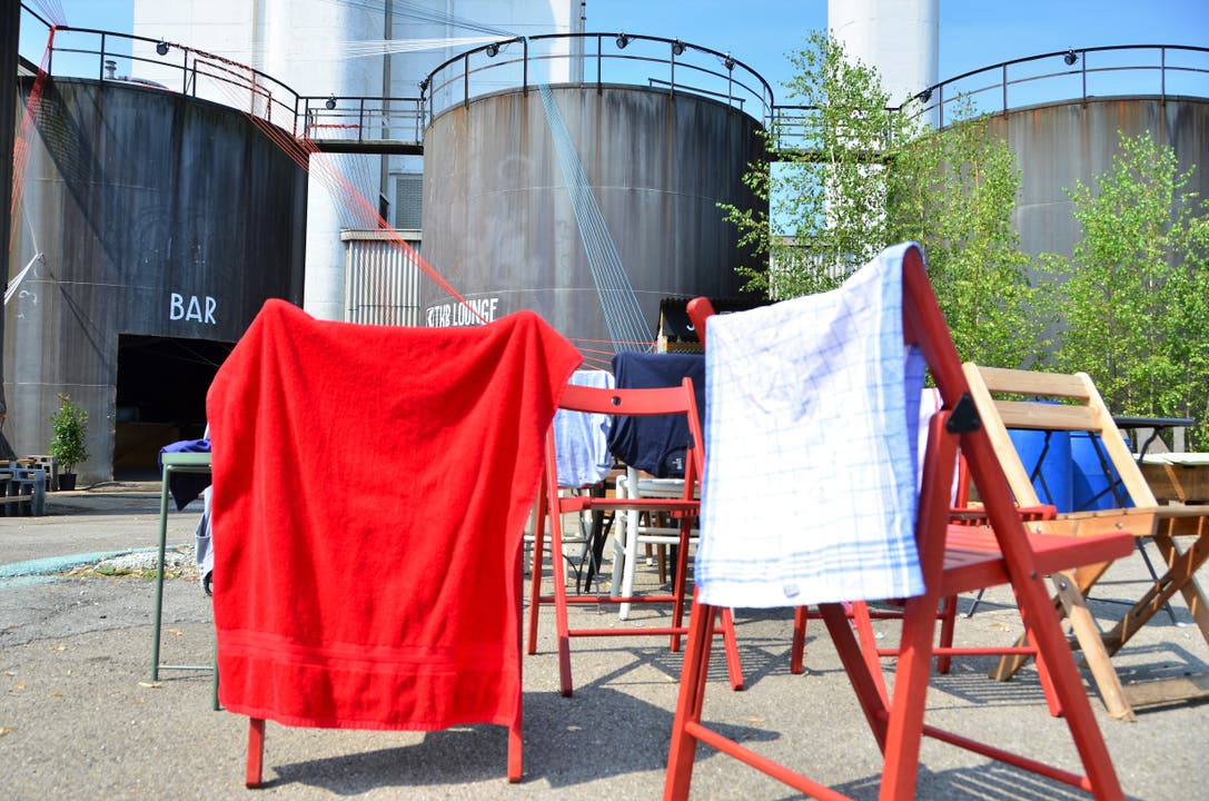 Nasse Kleidung und Tücher hängen zum Trocknen auf; im Hintergrund die alten Heiztanks. (Bild: Max Eichenberger)