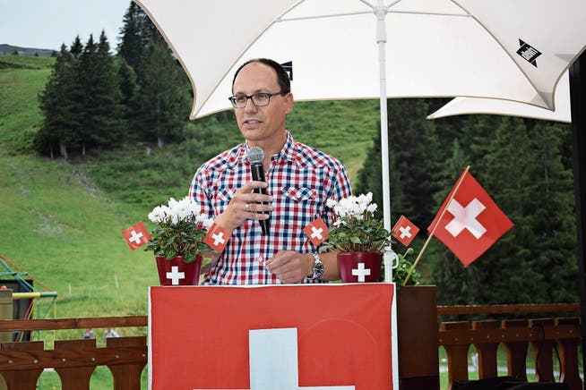 Die Frage, mit was man das «Geburtstagskind» Schweiz beschenken könnte, beantwortete Regierungsrat Marc Mächler unter anderem mit einem Beitrag zur positiven Entwicklung des Landes.Bild: Martin Broder