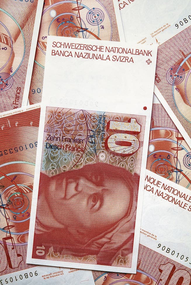 Noch bis zum 30. April 2020 können diese Noten der sechsten Banknotenserie bei der Nationalbank umgetauscht werden. (Bild: Martin Rütschi/KEY)