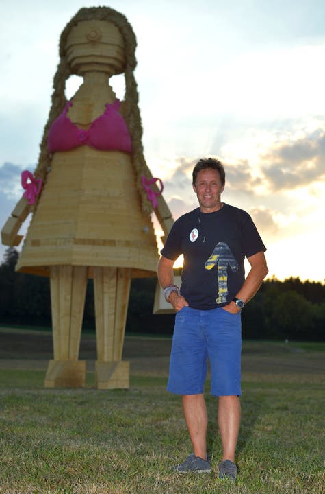Daniel Schmid, Präsident des Arschkarten Clubs Strohwilen vor seiner Burnina.