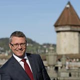 Der Adligenswiler SP-Regierungsratskandidat Jörg Meyer vor der Kapellbrücke in Luzern. (Bild: Corinne Glanzmann, 18. April 2018)