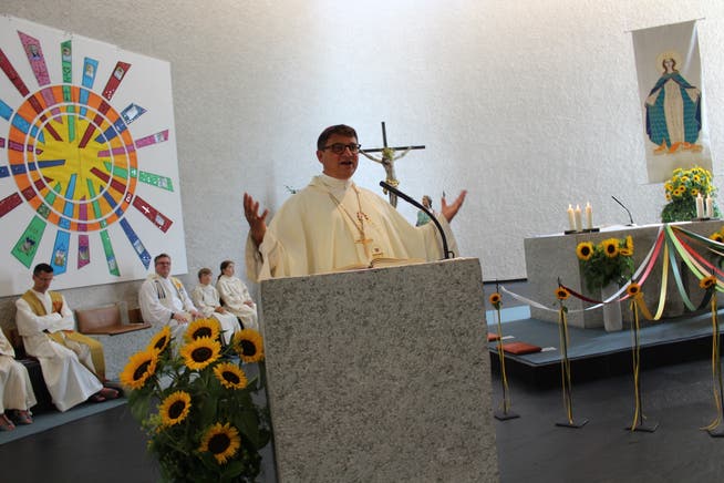 Bischof Felix Gmür spricht am Kirchenjubiläum in Müllheim davon, dass die Kirche Geborgenheit bietet. (Bild: Manuela Olgiati)
