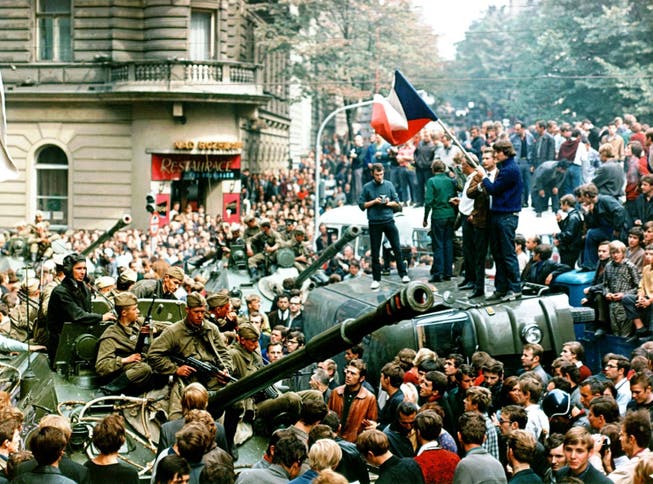 Mit dem Einmarsch der Truppen des Warschauer Paktes in der Tschechoslowakei wurde vor 50 Jahren der Prager Frühling, der Versuch «einen Sozialismus mit menschlichem Antlitz» zu schaffen, gewaltsam niedergeschlagen. (Archivbild: KEYSTONE/AP Photo/Libor Hajsky/CTK)