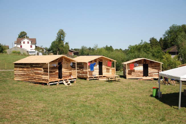 Insgesamt 15 solcher Hütten haben die rund 130 Teilnehmenden an einem Tag aufgebaut. (Bild: Emilie Jörgensen)