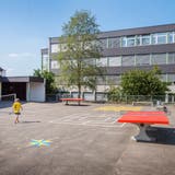 Der Trakt C des Schulhauses Ebnet in Andwil (rechts) wird im Herbst komplett renoviert. (Bild: Urs Bucher)